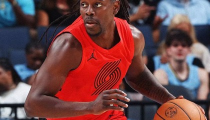 pg麻将胡了2-小卡三节轰29+8仍无缘今日最佳！对不起，你碰到创纪录的霍勒迪了